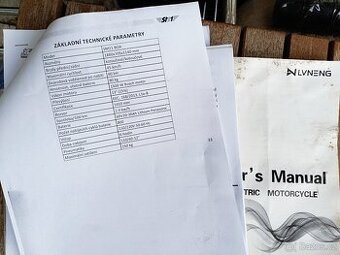 Elektro skútr na značkách s kufříkem