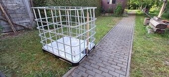 Paleta s rámem na IBC nádrž