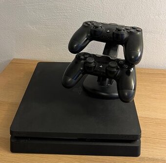 PS4 Slim 1TB + 2 ovladače