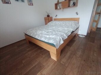 Prodej manželské postele, psacího stolu, komody a skříně