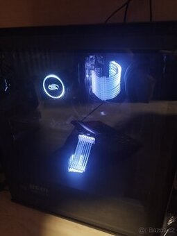 Herní PC s monitorem 32"