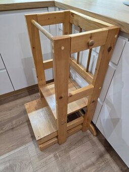 Rostoucí učící věž z masivního dřeva