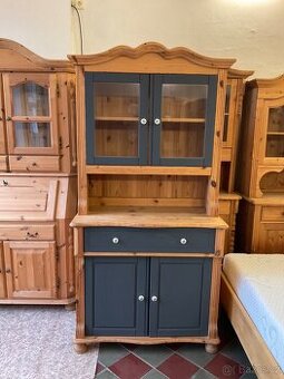 A dvoudveřová vitrína borovice Masiv Chalupa Roubenka