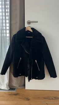 Černá zimní bunda H&M s kožíškem – skvělý stav