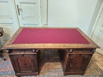 Starožitný psací stůl s bohatým řezbářstvím - Prostorový