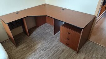 Rohový psací stůl