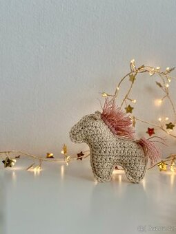 Vánoční háčkovaný koník – symbol roku 2026