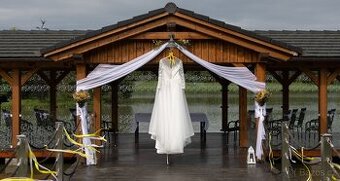 Kompletní svatební výzdoba, kytice luční kvítí, slavobrána