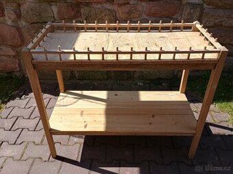 starý květinový stolek