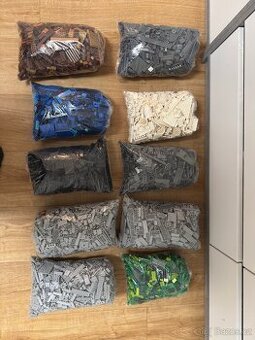 Lego kostičky tříděné