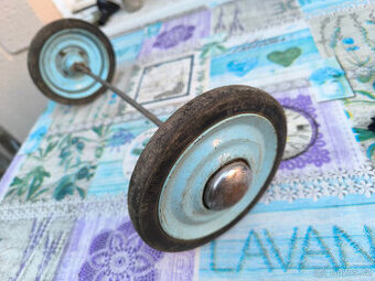 Staré hračky,šlapací autíčko, starý kočárek ,kolečka Barum