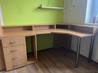 Rohový psací stůl