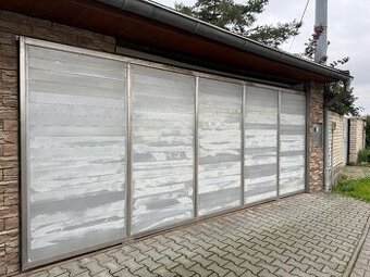 Posuvná nerezová brána