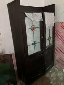 Historická černá skříň, sklo v mosazných rámečcích