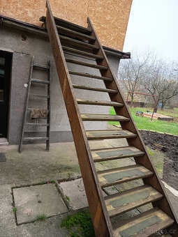 Stavební masivní Schody