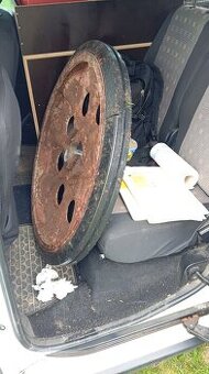 Prodám kolo z vojenského vozu Famo 18tun.