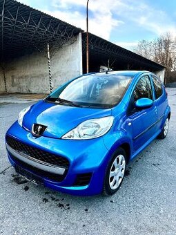 Peugeot 107, TK 2/2028, servisní kn. Super stav.