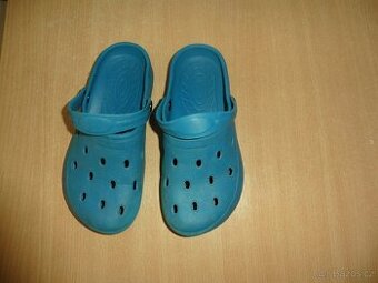 Tyrkysově modrá gumová obuv vel. 33