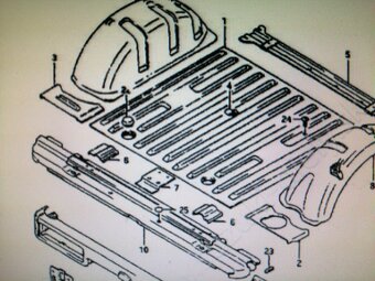 Podlaha kufru Suzuki Samurai.