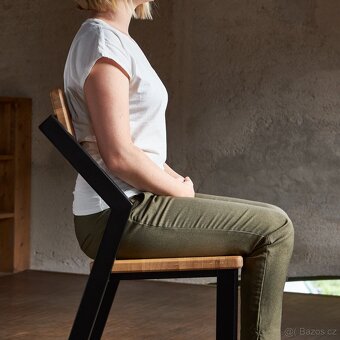 Bytelná kovová židle