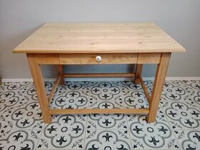 Starý smrkový stůl s trnoží po renovaci - 1