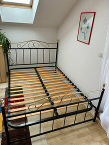 Kovová postel s roštem 140x200