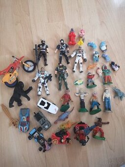 Mix retro hraček – figurky, autíčka, motorky, vojáčci