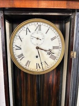 Hodiny biedermeier.