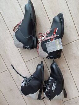 Boty na běžky, běžkařské,vel. 43 zn.Botas a vel. 45,zn.Skol