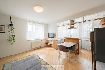 Prodej světlého 2+kk 54m2 s garážovým stáním , 2x sklepem, v