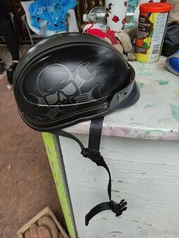 Přilba na motorku moped