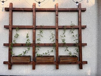 Konstrukce na pnoucí květiny s květináči