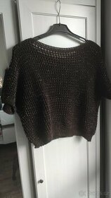 Tmavě hnědý svetr se zlatým prošíváním