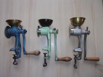 3x STARÝ MLÝNEK NA MÁK - všechny v hezkém stavu - 1