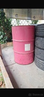 plechové 200 l sudy