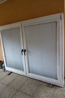 OKNO 205x156 cm + folie pokovená + žaluzie vnitřní