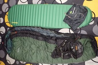 Zimní spacák a karimatka