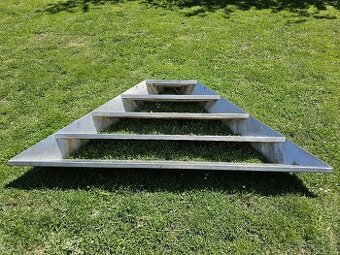 Nerezové schody do bazénu