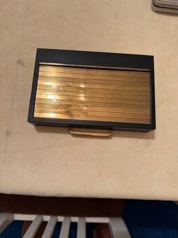 Luxusní dvoupatrová stolní kazeta na cigarety