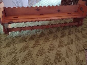 Dřevěná vyřezávaná police