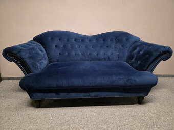 Modrý stylový zdobený gauč semiš