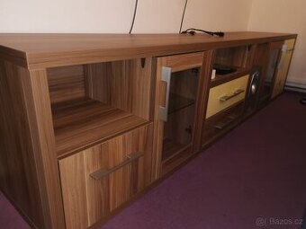 Skříňka pod televizi