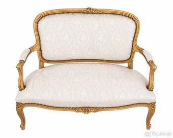 Elegantní vintage pohovka v klasickém stylu
