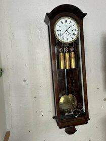 Třízávažové hodiny biedermeier s kyvadlem 70 cm.