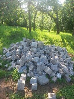 daruji žulovou kostku, kámen