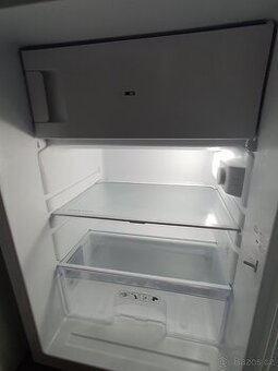 moderní lednička s mrazáčkem