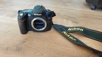 NIKON D90