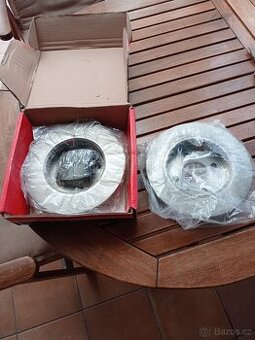 Prodám zadní brzdové kotouče s brzd deskami