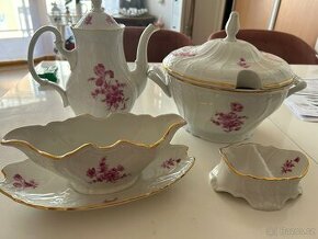 Polévková mísa, konvice, kořením, na dresink