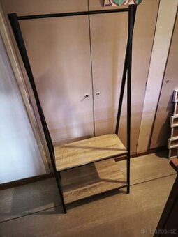 Šatní věšák, sluha,